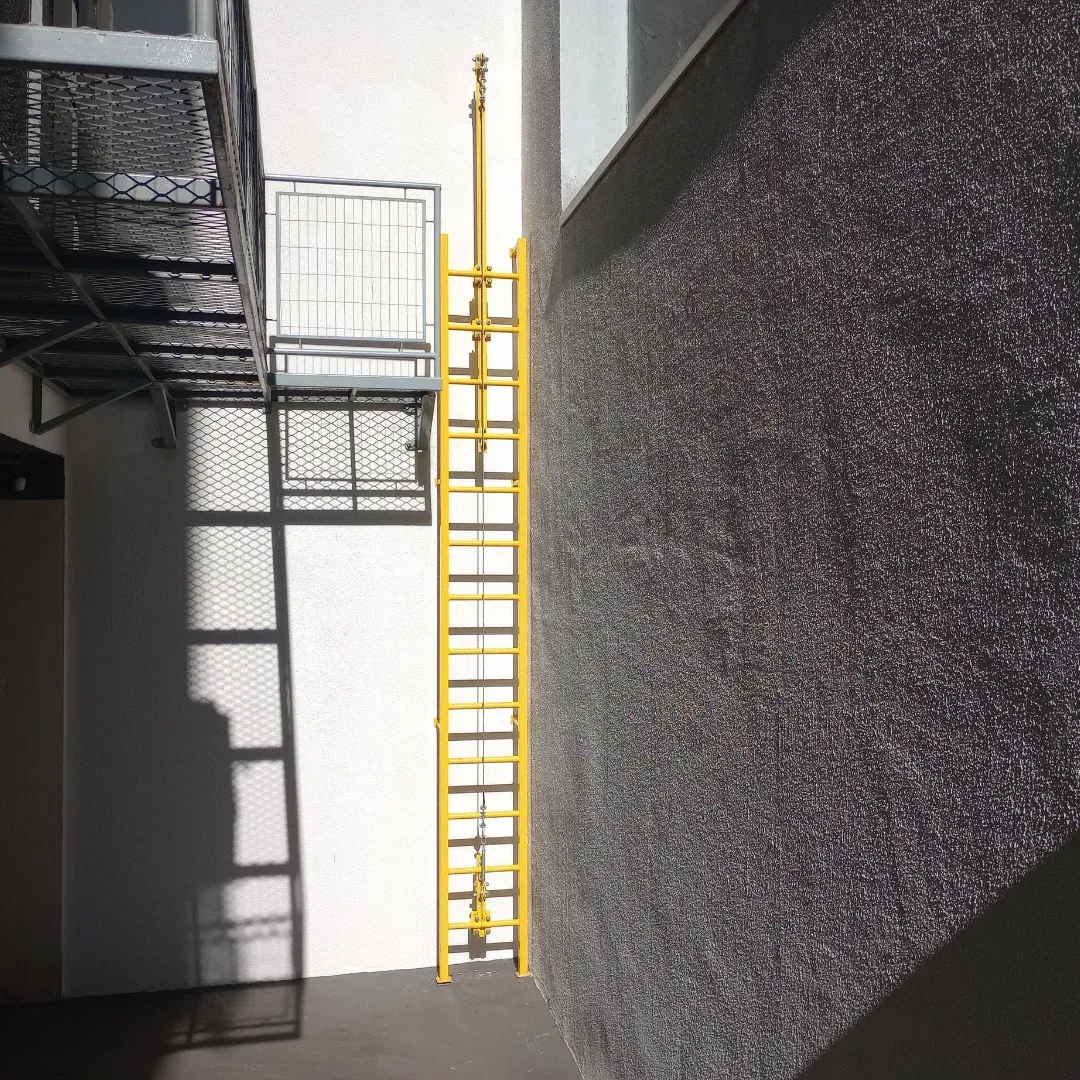 Linha de vida vertical para escadas