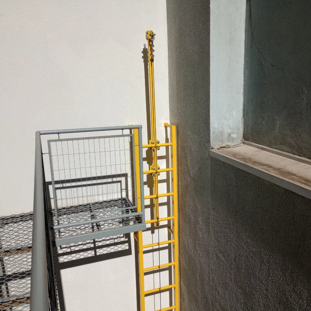 Linha de vida vertical para escadas